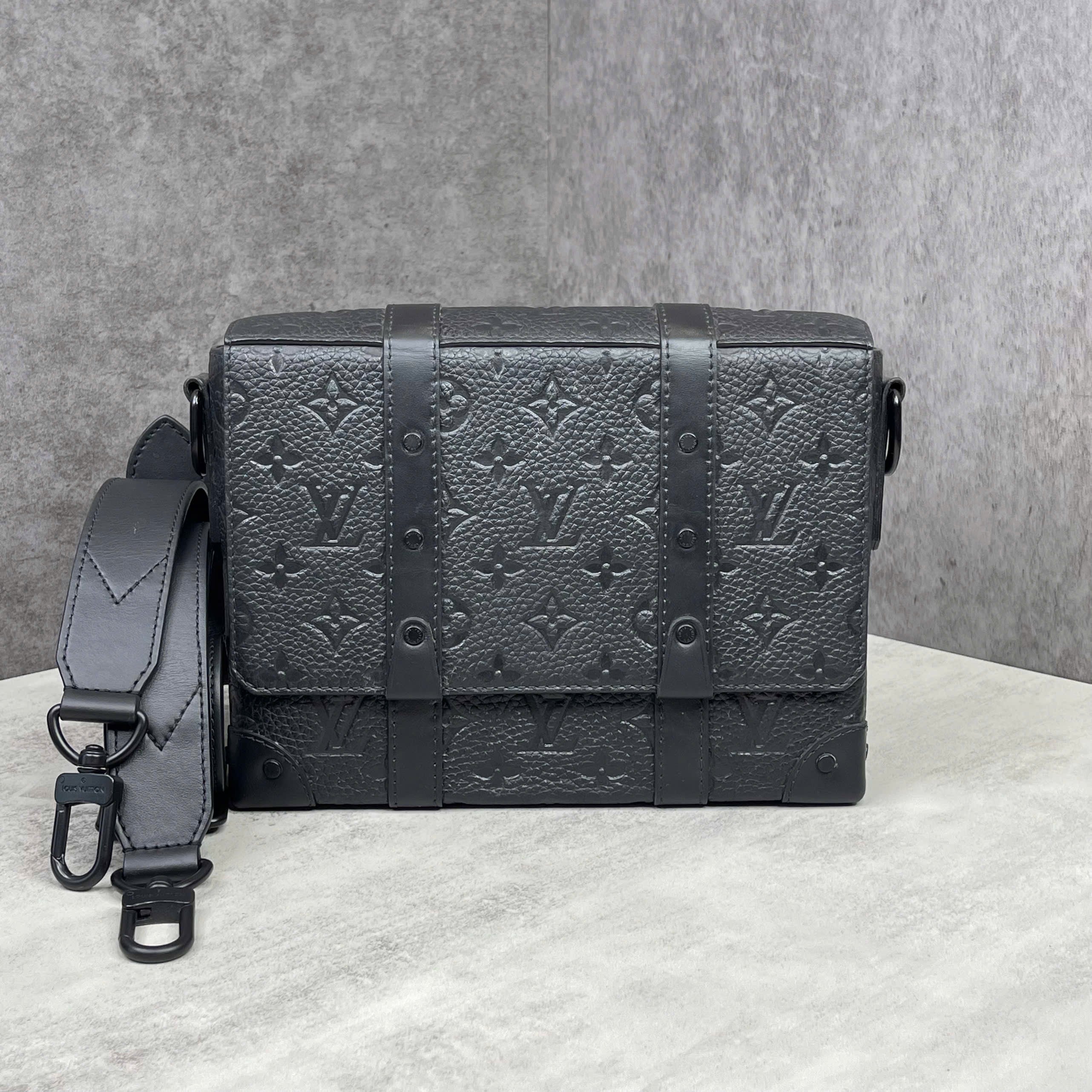 Louis Vuitton Trunk Messenger Monogram Empreinte da đen