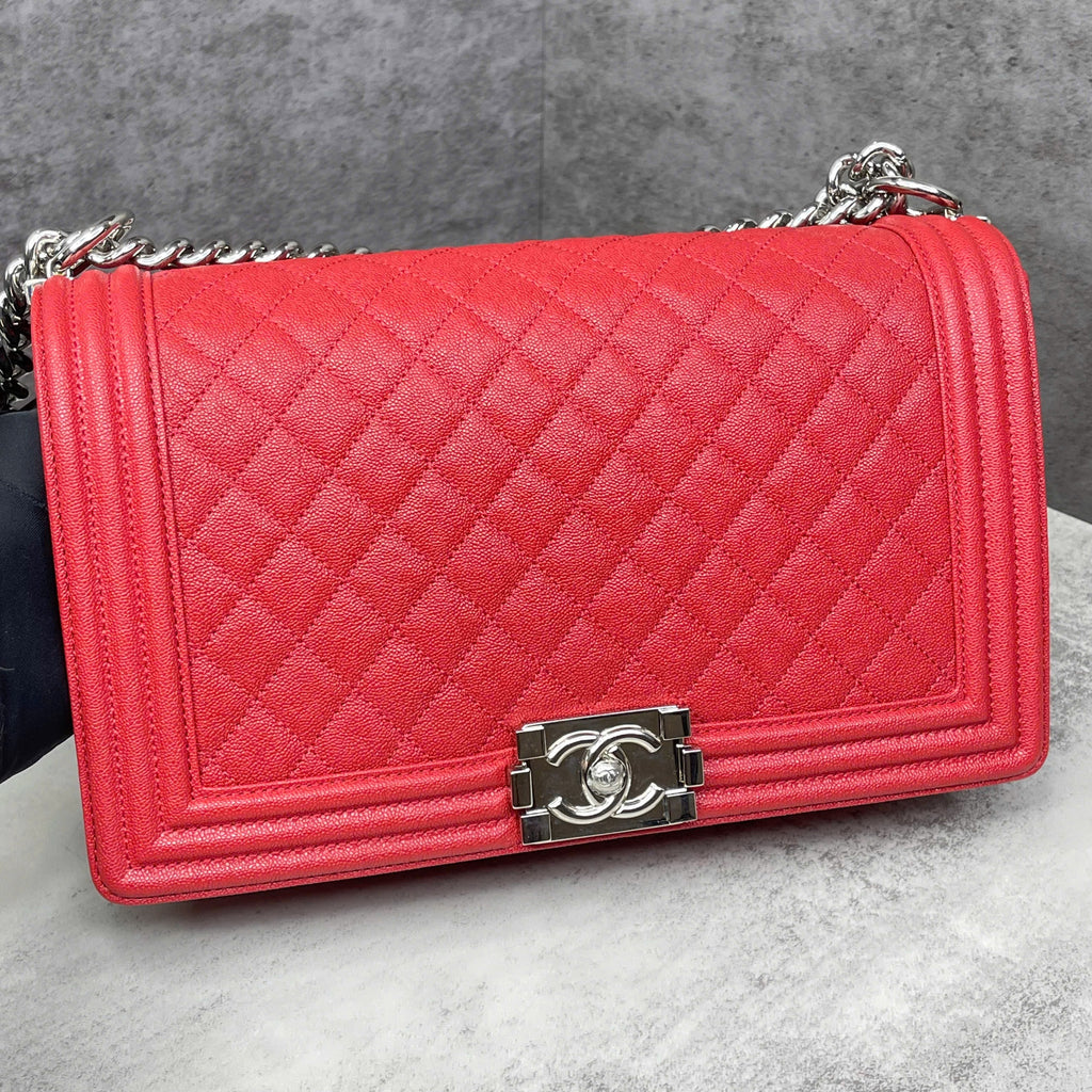 Chanel Boy da caviar màu đỏ khóa bạc