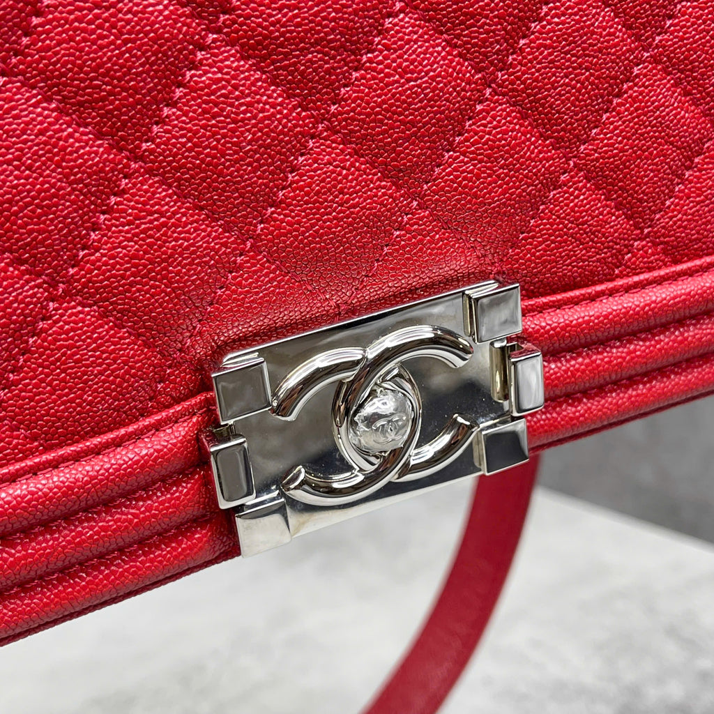 Chanel Boy da caviar màu đỏ khóa bạc
