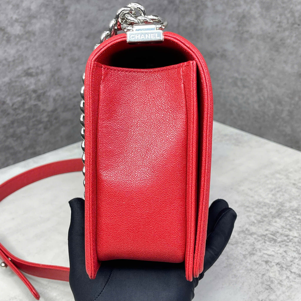 Chanel Boy da caviar màu đỏ khóa bạc