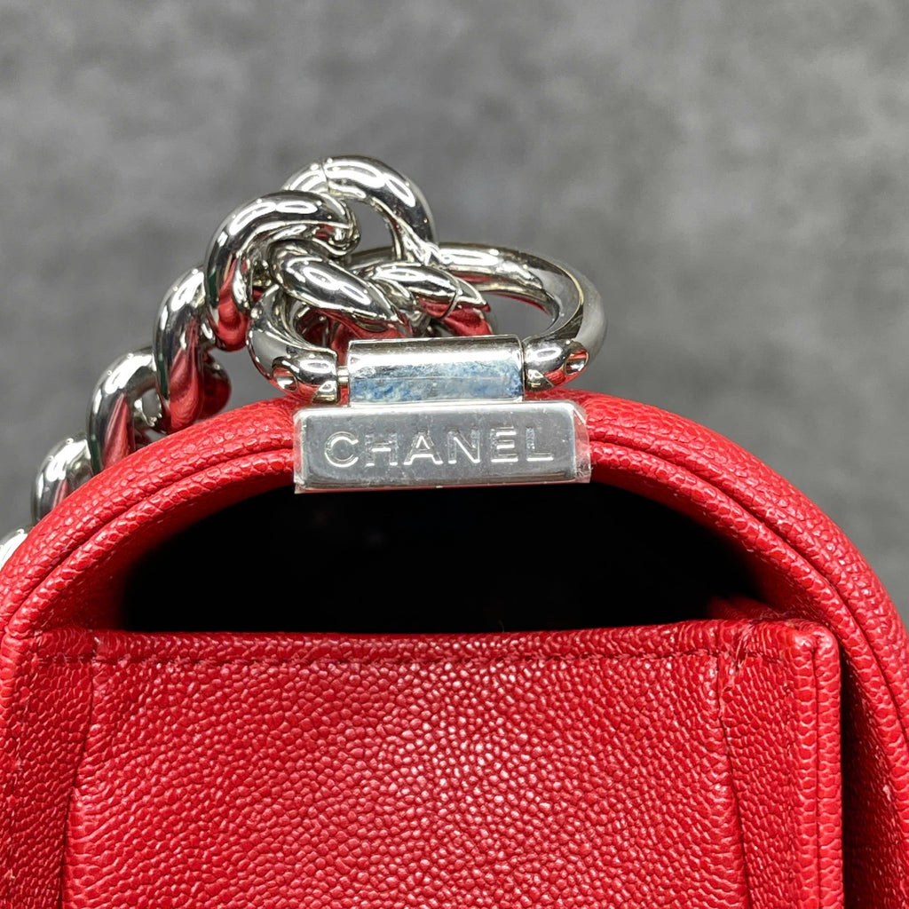 Chanel Boy da caviar màu đỏ khóa bạc