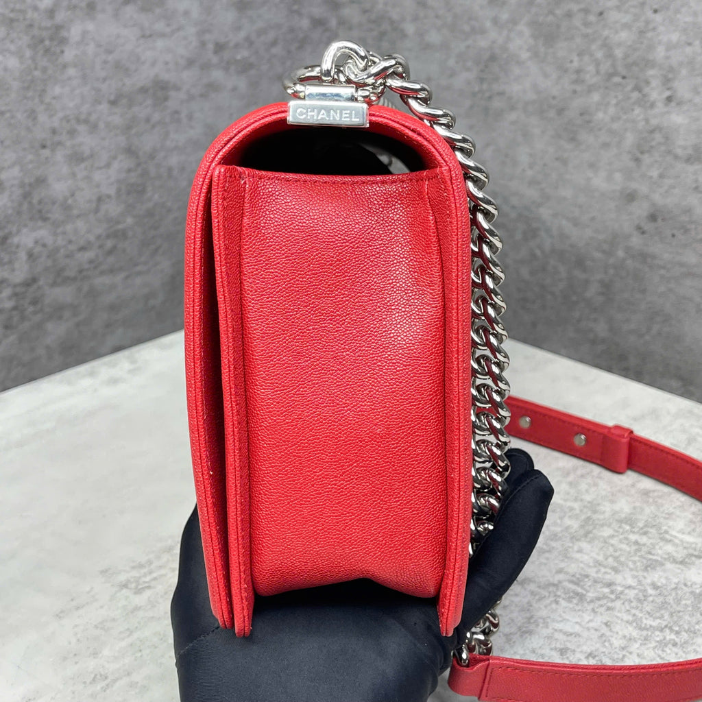 Chanel Boy da caviar màu đỏ khóa bạc