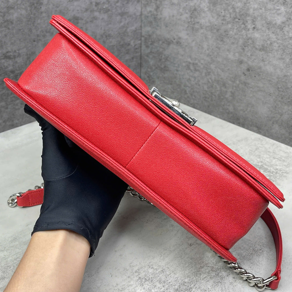 Chanel Boy da caviar màu đỏ khóa bạc