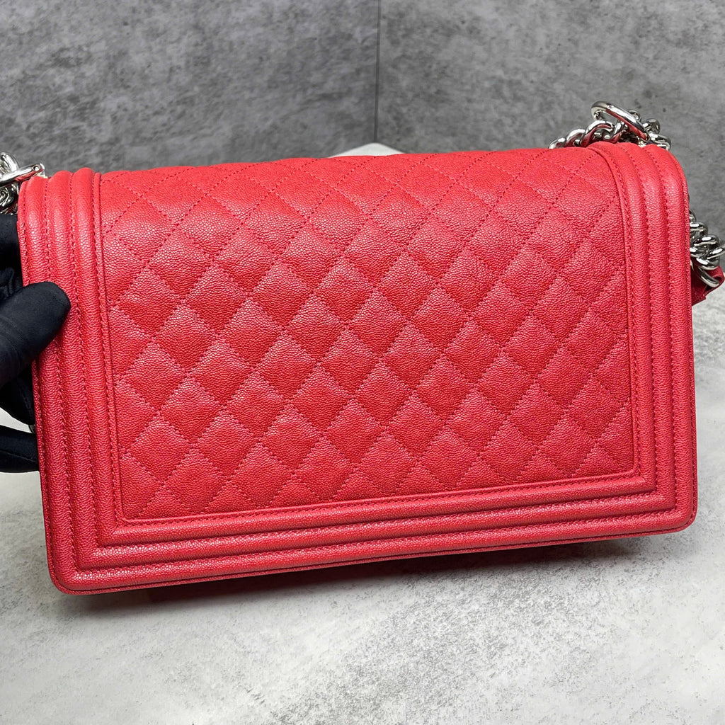 Chanel Boy da caviar màu đỏ khóa bạc