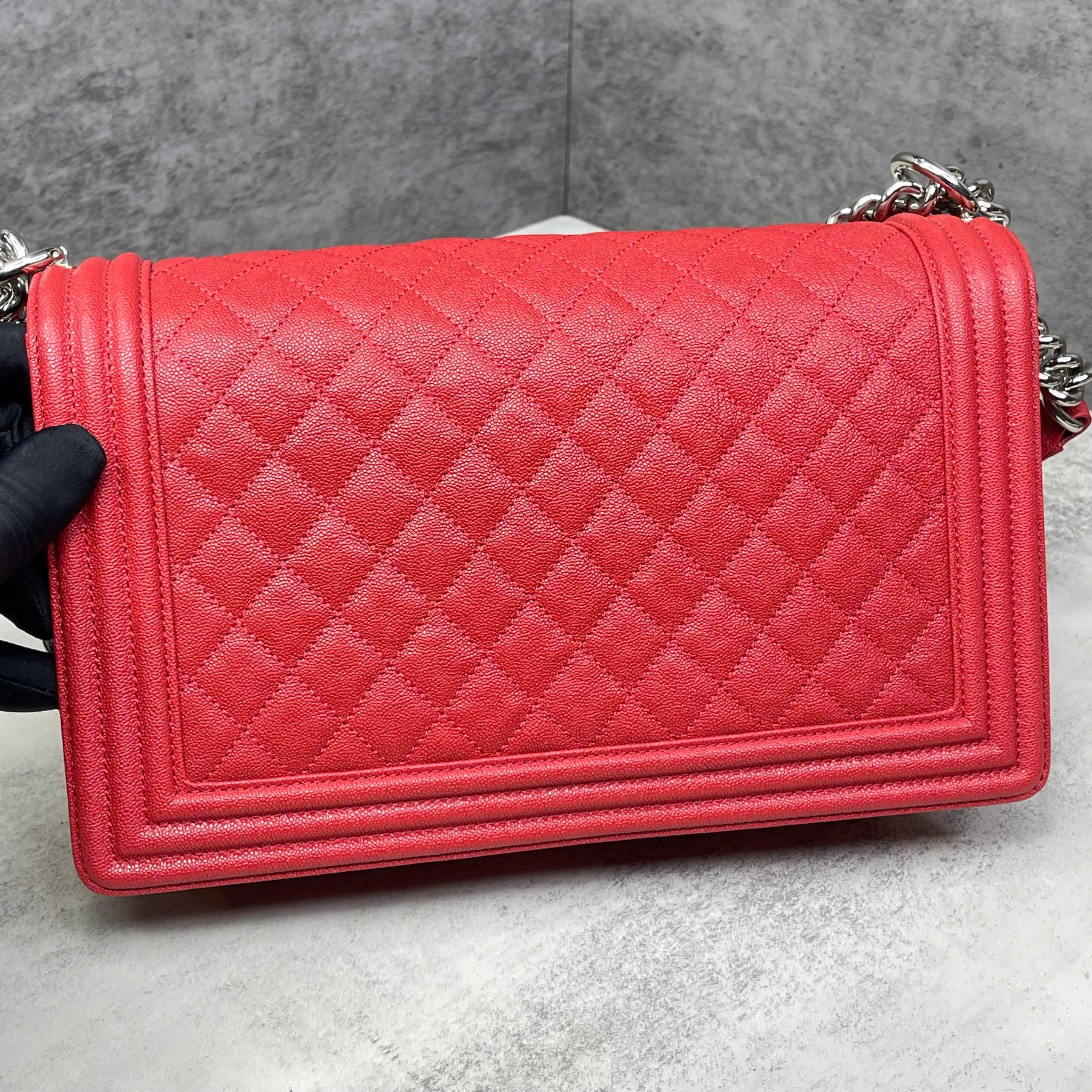 Chanel Boy da caviar màu đỏ khóa bạc