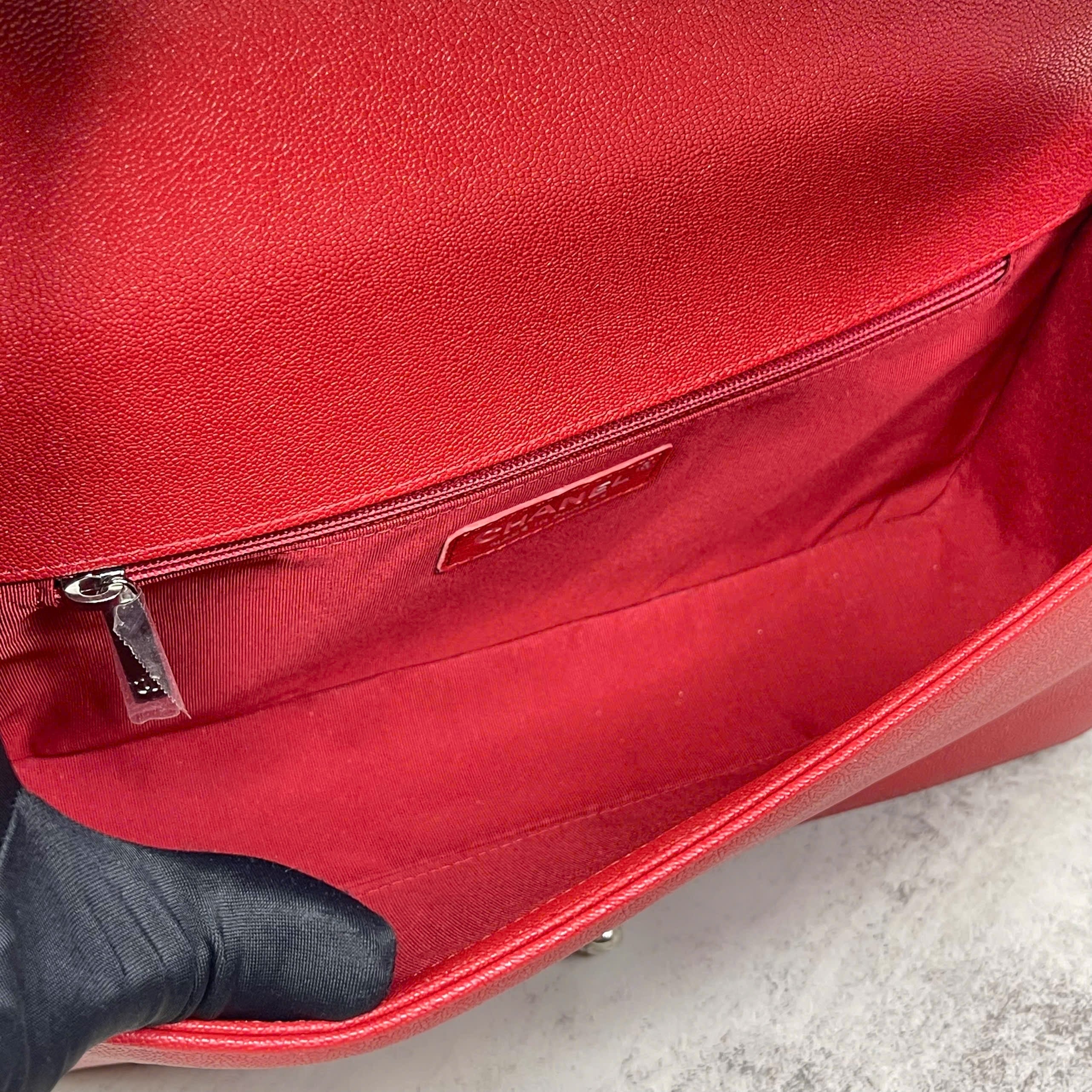 Chanel Boy da caviar màu đỏ khóa bạc