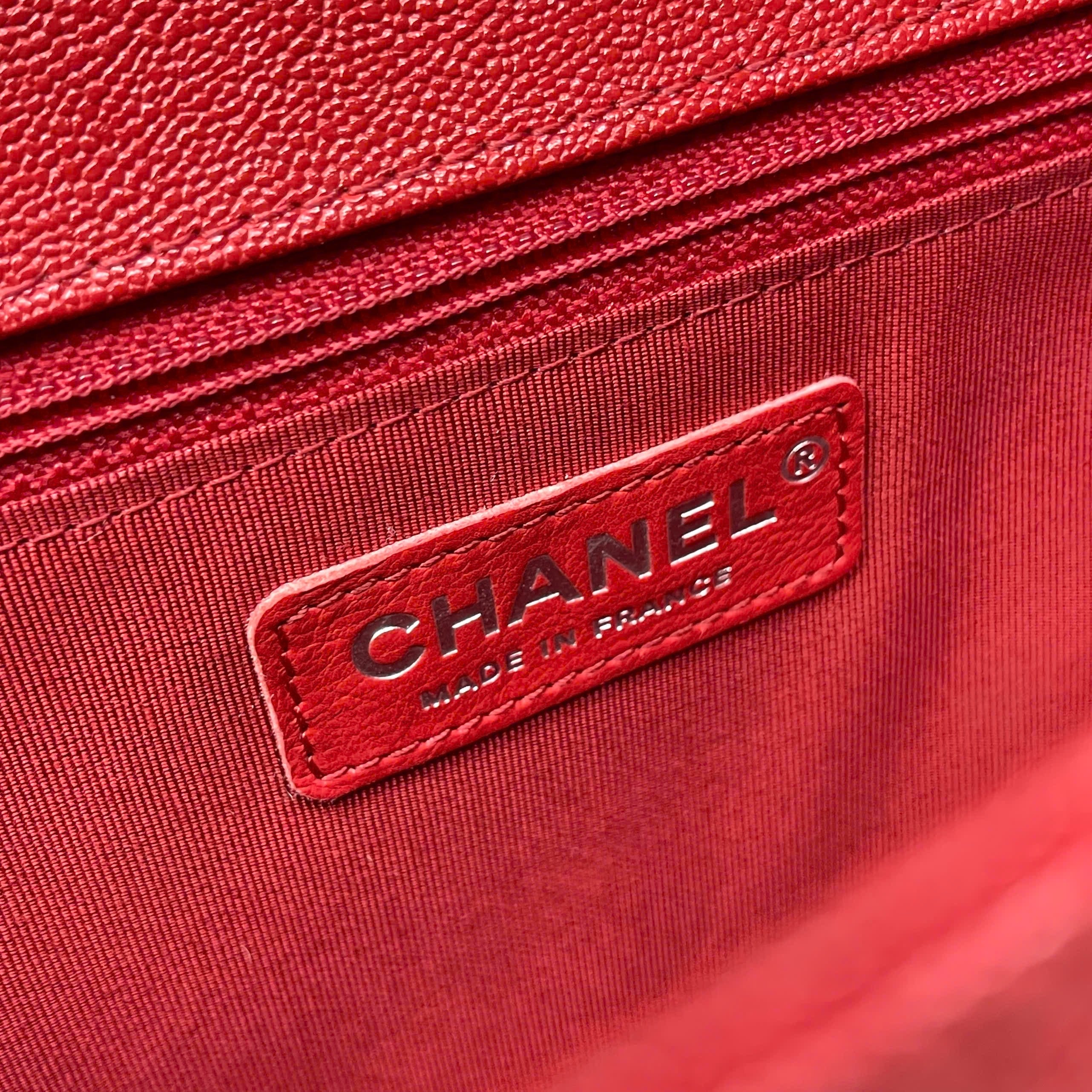 Chanel Boy da caviar màu đỏ khóa bạc