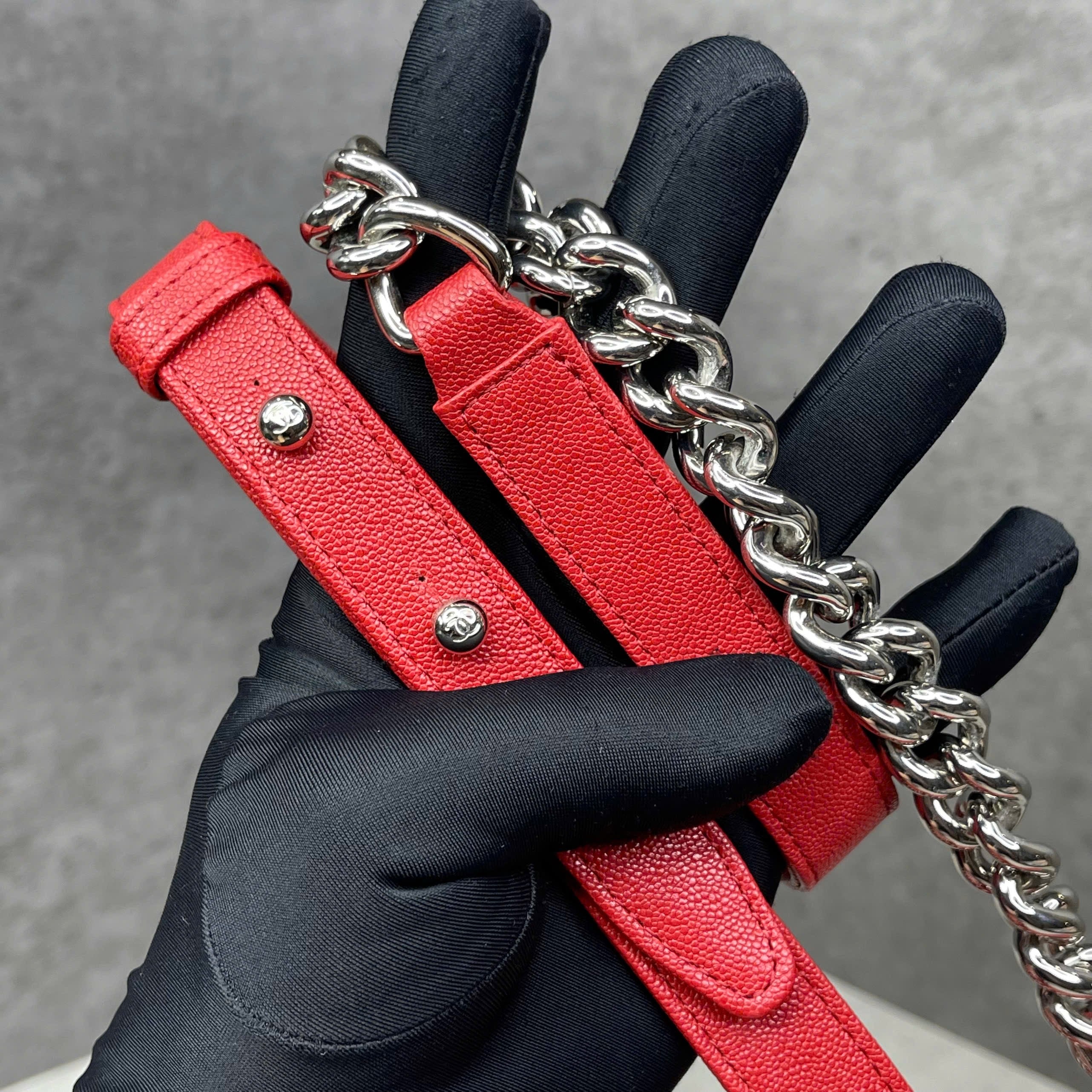 Chanel Boy da caviar màu đỏ khóa bạc