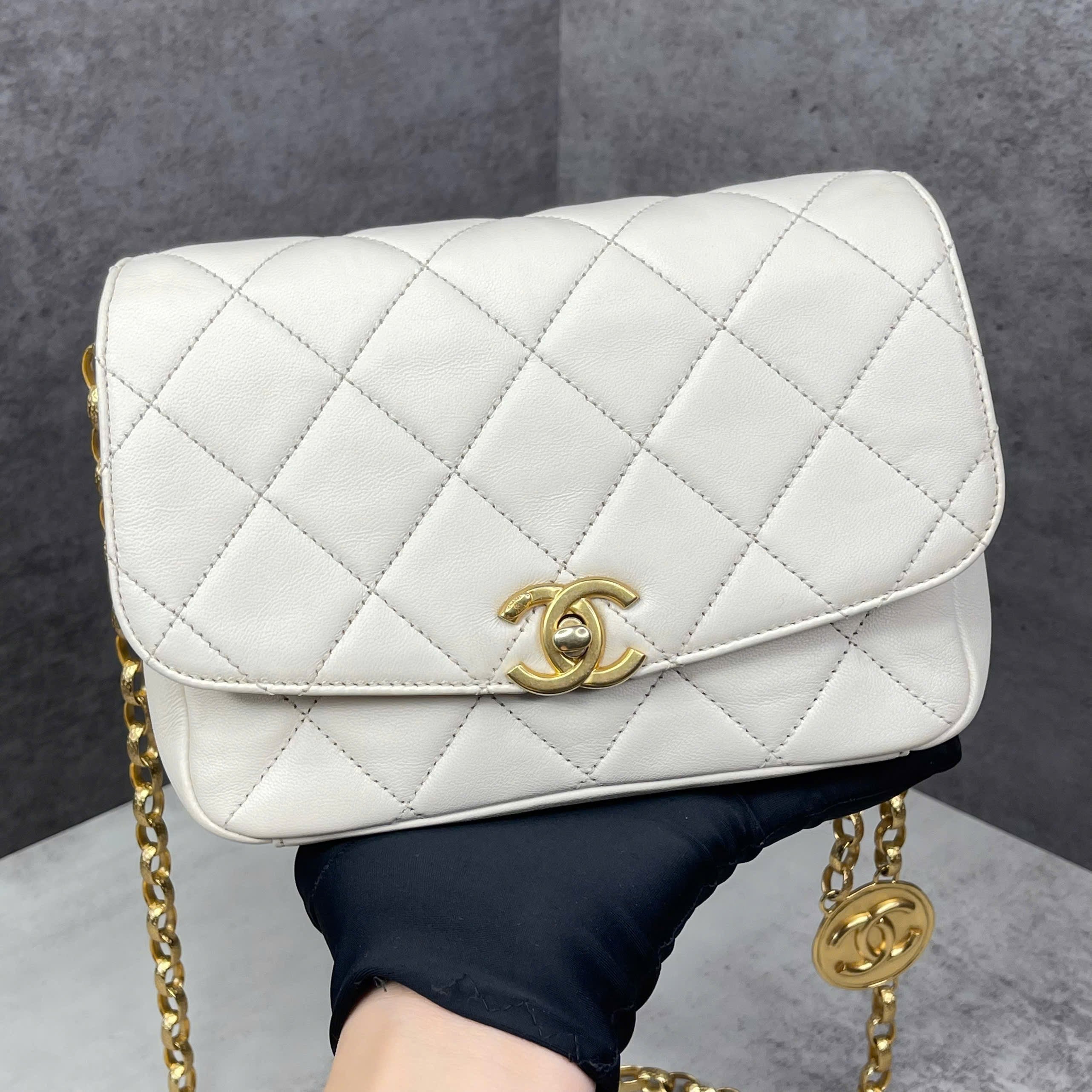 Chanel Classic Flap mini da lambskin màu trắng