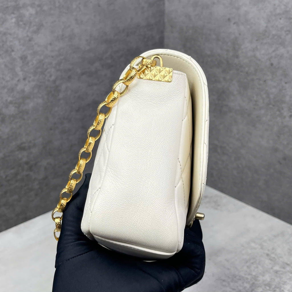 Chanel Classic Flap mini da lambskin màu trắng