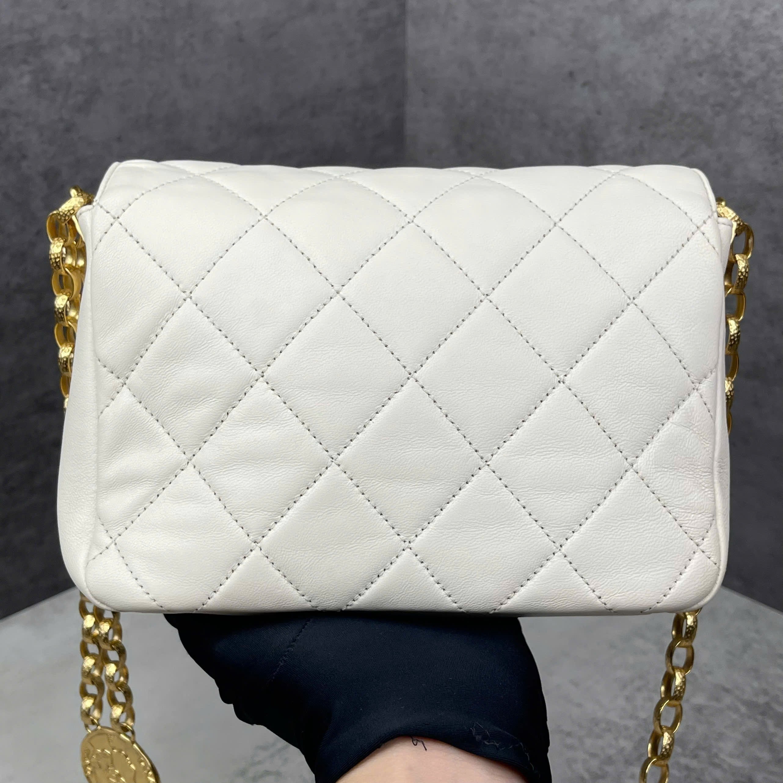 Chanel Classic Flap mini da lambskin màu trắng
