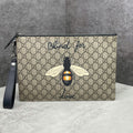 Gucci Blind for Love clutch GG Supreme họa tiết ong