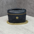 Gucci GG Marmont Vanity Case da chần bông màu đen